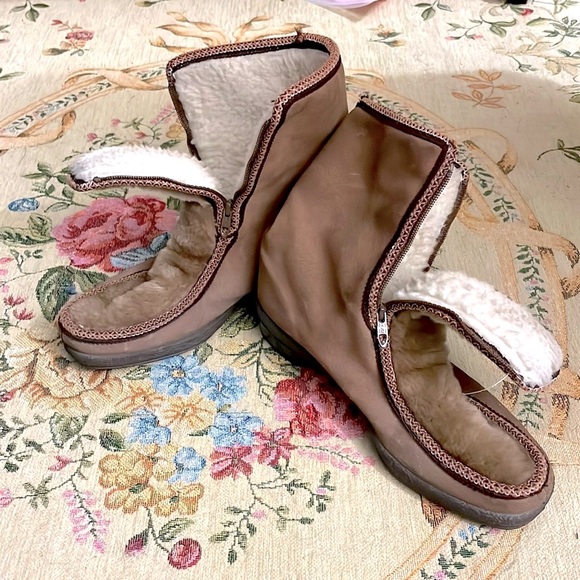 Yodelers Suede Fleece Lined Fur Boots - Picture 5 of 7